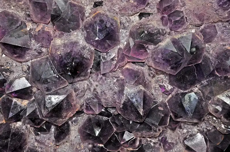 Gruppe violetter Amethystkristalle.