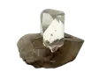 Ein klarer, facettierter Topas-Kristall auf einem dunklen, rauen Mineralgestein.