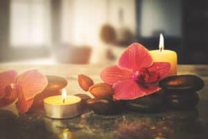 Brennende Kerzen, Orchideen und glatte Heilsteine sorgen für eine ruhige, Spa-ähnliche Atmosphäre und fördern die Raumharmonie.