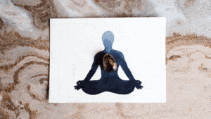 Ausgeschnittene Silhouette einer meditierenden Person mit einem Heilstein in der Mitte auf einem marmorierten Hintergrund.