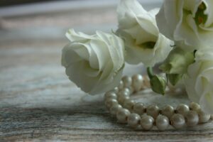 Perlenkette und weiße Rosen auf einer thailändischen Insel.