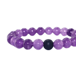 Amethystperlenarmband mit einer einzelnen schwarzen Perle.