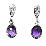 Silberne Ohrhänger mit ovalen Amethyst-Edelsteinen und Pavé-Besatz auf weißem Hintergrund.