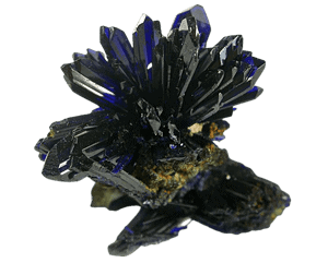 Schimmernde blaue und schwarze Azuritkristalle bilden einen Mineralcluster.