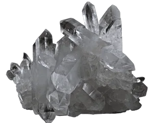 Ansammlung durchscheinender Bergkristallkristalle mit unterschiedlichen Größen und Ausrichtungen.