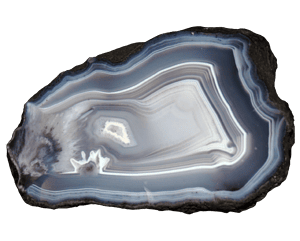 Querschnitt eines gebänderten Achatsteins, einer Form von Chalcedon, der konzentrische Schichten zeigt.