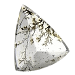 Ein klarer Kristall mit dendritischen Einschlüssen, bekannt als Dendritenquarz.
