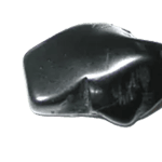 Ein Stück glänzendes schwarzes Gagat, möglicherweise ein Mineral oder ein Stück Glas, vor einem schlichten Hintergrund.