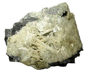 Ein Jadeit-Mineralexemplar mit kristallinen Strukturen auf schwarzem Hintergrund.