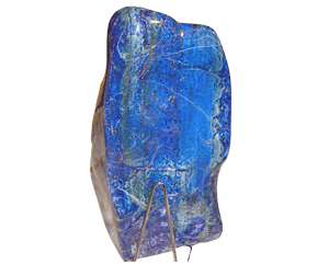 Polierter Lapislazuli-Edelstein mit leuchtend blauer Farbe und Pyriteinschlüssen.