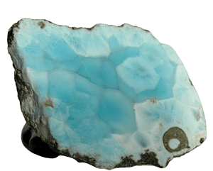 Polierte Scheibe eines blauen Larimar-Edelsteins vor schwarzem Hintergrund.