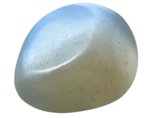 Glatter, ovaler Mondstein mit glänzender Oberfläche und leichten Sprenkeln, isoliert auf transparentem Hintergrund.