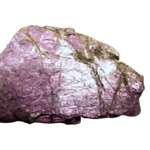Ein Stück violettes Purpurit-Mineral mit sichtbaren Adern aus goldfarbenem Material, isoliert auf weißem Hintergrund.