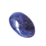 Oval geformter, polierter Sodalith-Edelstein mit satter blauer Farbe und weißen Kalzit-Einschlüssen, isoliert auf schwarzem Hintergrund.
