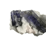 Zwei tiefblaue Tansanitkristalle auf einem Bett aus weißem Albit, isoliert auf einem dunklen Hintergrund.