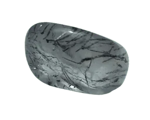 Polierter Quarzstein mit schwarzen Turmalin-Einschlüssen, isoliert auf schwarzem Hintergrund.