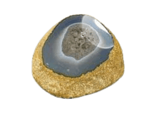 Ein Wasserachat-Stein mit einem polierten grau-weißen kristallinen Zentrum, umgeben von einer rauen Außenseite, platziert auf einer sandigen Oberfläche.