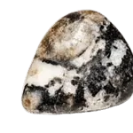 Dreieckiger polierter Stein mit einem Zebramuster in Schwarz, Weiß und Grau, isoliert auf weißem Hintergrund.