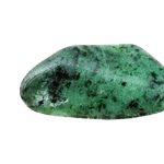 Polierter grüner Nephrit-Zoisit-Kieselstein mit schwarzen Sprenkeln, isoliert auf schwarzem Hintergrund.