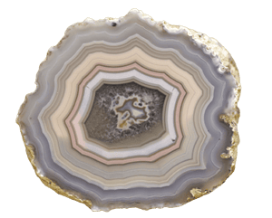Querschnitt eines Achats, in manchen Regionen als „Achat“ bekannt, der konzentrische Bänder aus Mineralien zeigt.