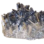 Eine Ansammlung dunkler, länglicher Antimonitkristallformationen auf einem felsigen Sockel.