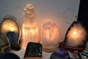 Beleuchtete Salzsteine und Mineralienlampen ausgestellt.