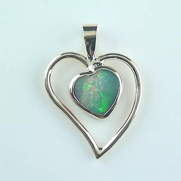 Silberner herzförmiger Anhänger mit einem inneren Herzen, in dem sich ein grün schillernder Stein befindet.