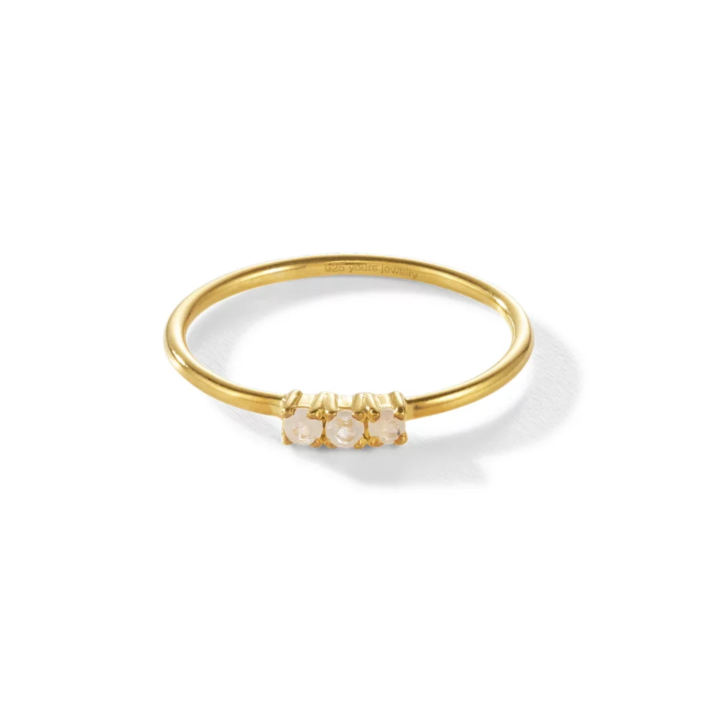 Ein schmaler Goldring mit drei kleinen runden Diamanten im Ring.