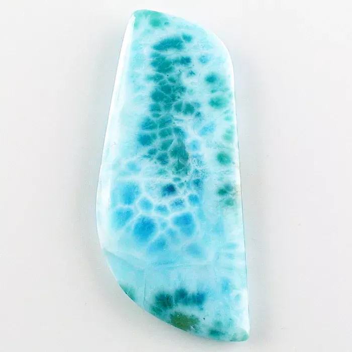 Ein glattes, poliertes Stück Larimar-Stein mit einer lebendigen Mischung aus blauen und weißen Mustern auf einem schlichten weißen Hintergrund.