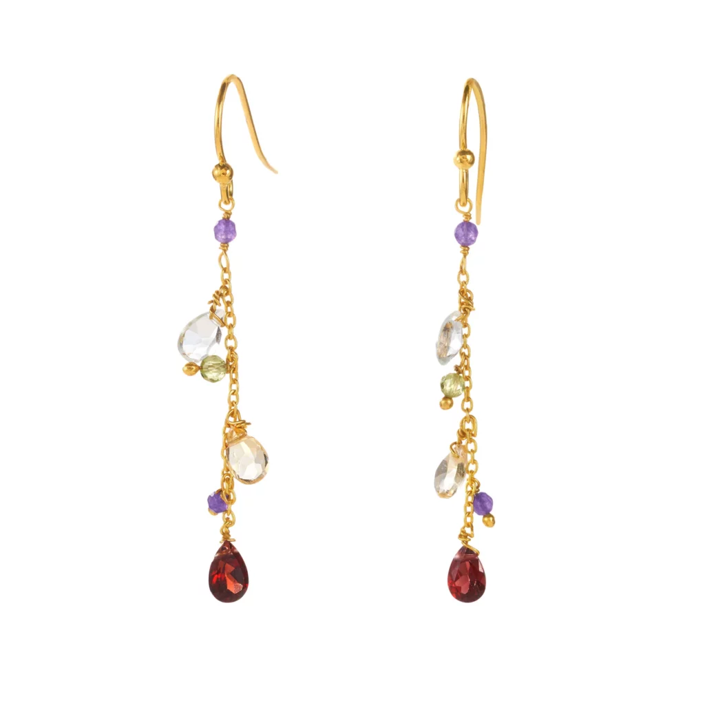 Ein Paar hängende Ohrringe aus Gold mit verschiedenen Edelsteinen, darunter rote, grüne, violette und klare Steine, angeordnet entlang zarter Goldketten.
