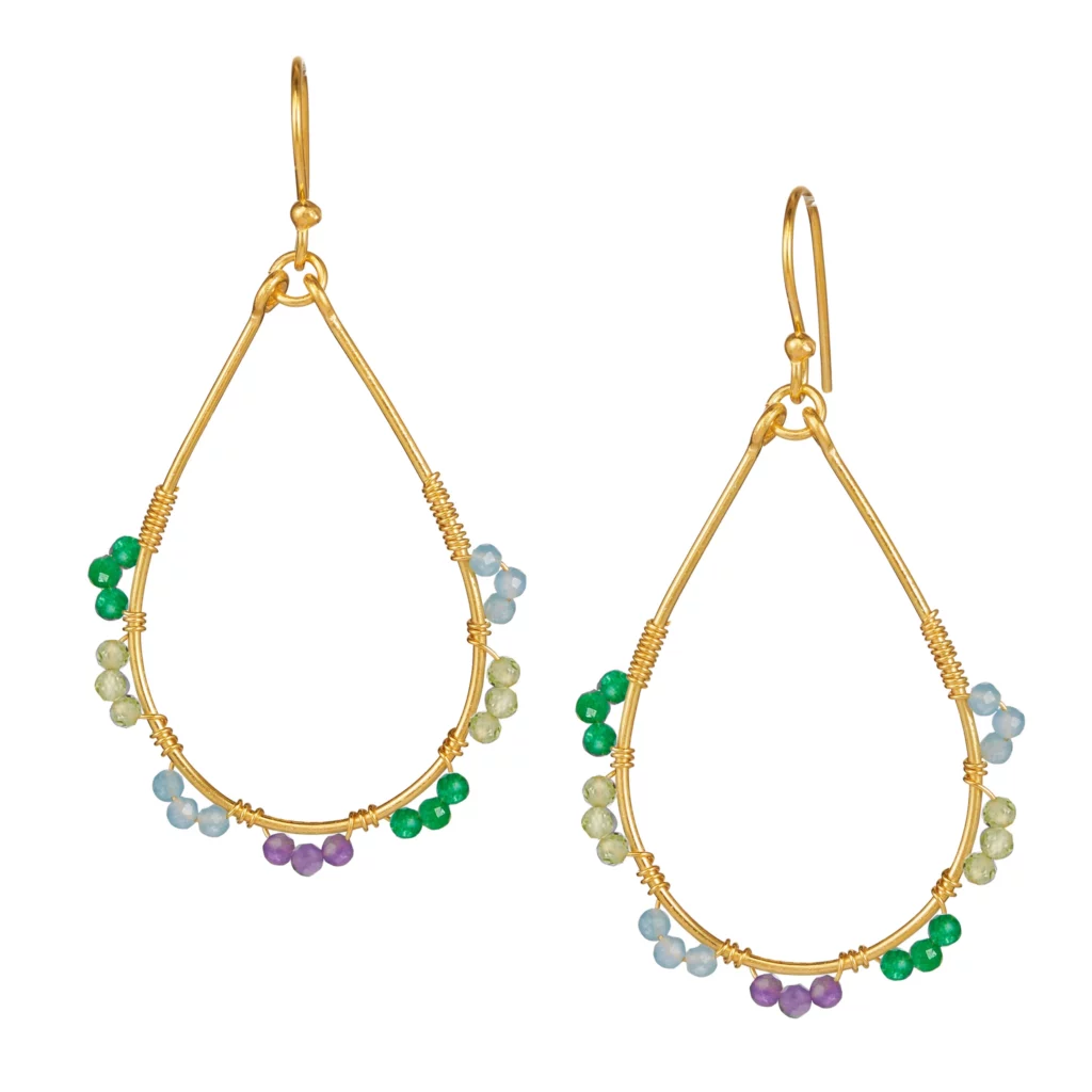Goldene Creolen in Tropfenform, verziert mit kleinen grünen, blauen, gelben und violetten Perlen, jeweils mit einem Haken zum Tragen.