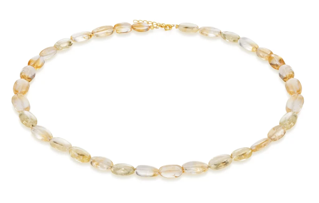 Eine Halskette mit ovalen, durchscheinenden Perlen mit einem Verschluss und einer verstellbaren Kette.
