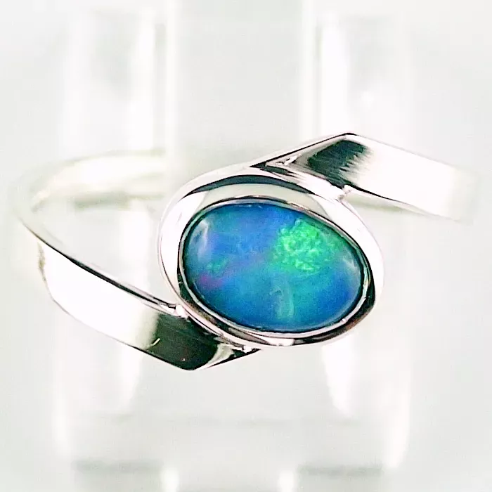 Ein Silberring mit einem ovalen, blaugrünen Opalstein in einem einfachen, eleganten Banddesign.