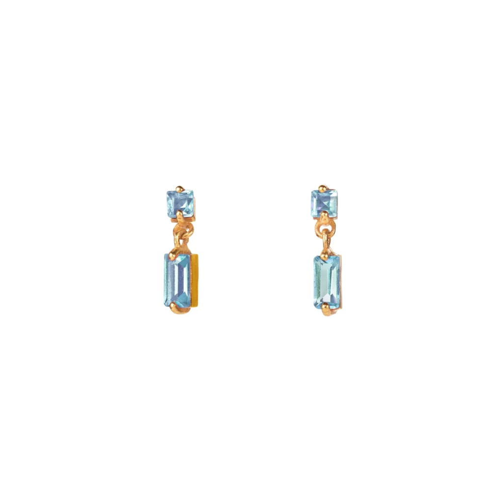 Ein Paar goldfarbene Ohrringe mit rechteckigen blauen Edelsteinen, jeweils mit einem kleineren rechteckigen blauen Edelstein oben und einem größeren darunter.