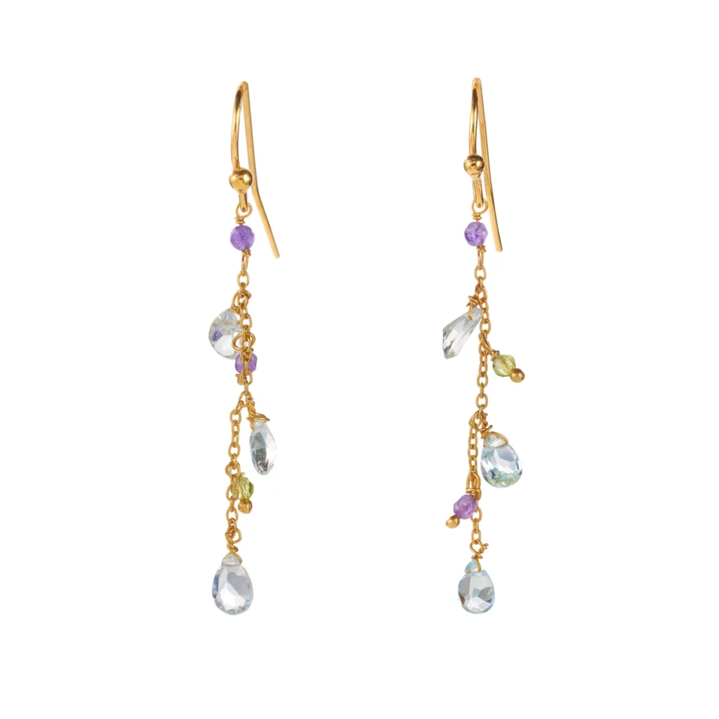 Ein Paar goldene Tropfenohrringe mit einer Anordnung aus kleinen violetten, grünen und klaren Edelsteinen, die an dünnen Goldketten hängen.