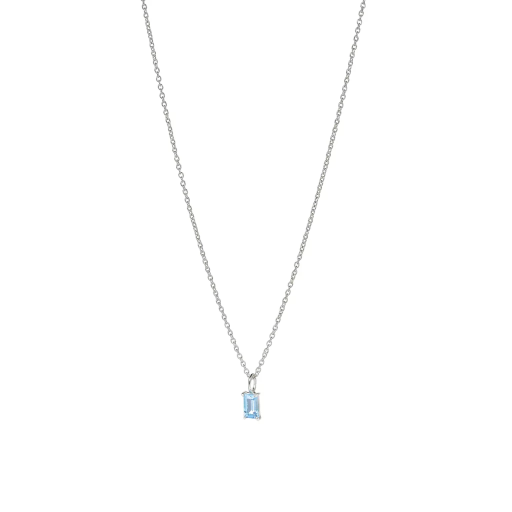 Eine silberne Halskette mit einem rechteckigen hellblauen Edelsteinanhänger.