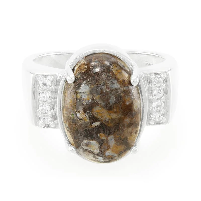Ovaler Edelsteinring mit marmoriertem braunen und hellbraunen Stein, in Silber gefasst, mit kleinen klaren Steinen auf dem Band.