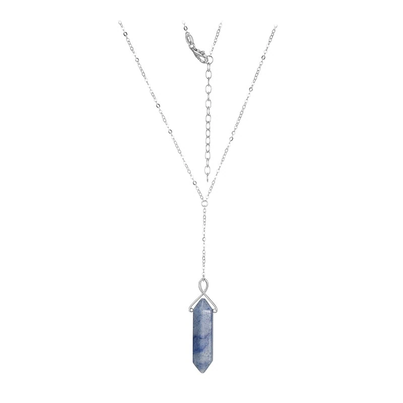 Silberne Halskette mit verstellbarem Verschluss und vertikal hängendem Anhänger aus blauem Kristall.