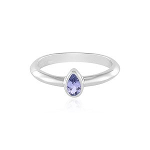 Silberring mit einem birnenförmigen, hellvioletten Edelstein in einem schlichten Band.