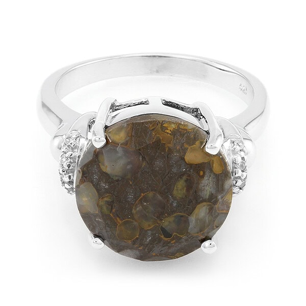 Ein silberner Ring mit einem großen, runden, marmorierten braunen und grauen Stein in der Mitte, flankiert von kleinen klaren Steinen auf jeder Seite.