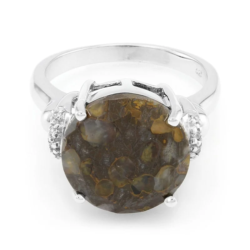 Ein silberner Ring mit einem großen, runden, marmorierten braunen und grauen Stein in der Mitte, flankiert von kleinen klaren Steinen auf jeder Seite.
