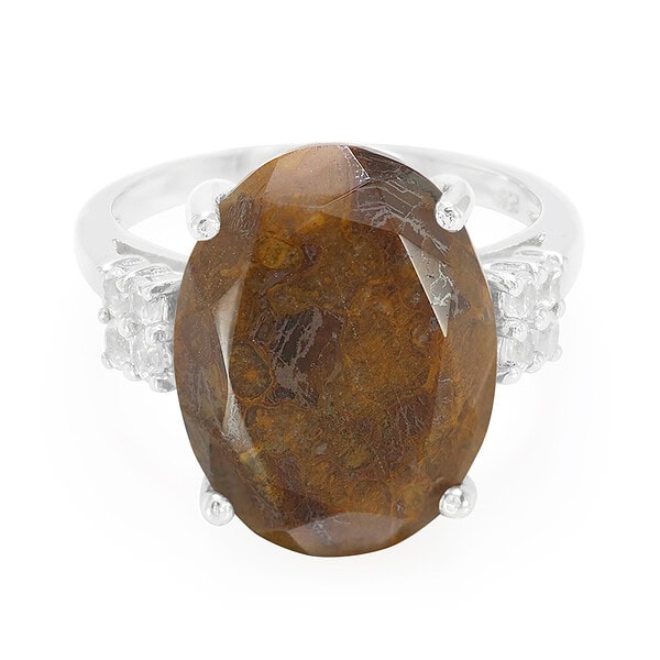 Ovaler Ring mit braunem Edelstein und kleinen klaren Steinen auf einem silbernen Band.