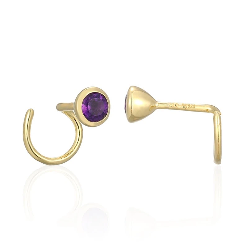 Goldene Zehenringe mit einem runden violetten Edelstein an einem Ende.