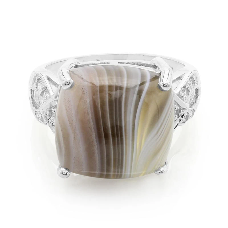 Silberring mit einem großen, quadratischen, polierten Stein mit natürlichem Streifenmuster in Braun und Creme. Der Ring hat an den Seiten filigrane Aussparungen.
