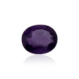 Ein polierter, ovaler Amethyst-Edelstein mit einer tiefvioletten Farbe auf schlichtem weißem Hintergrund.