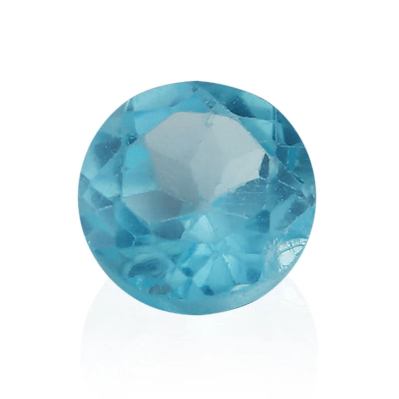Ein runder blauer Edelstein mit facettierter Oberfläche.