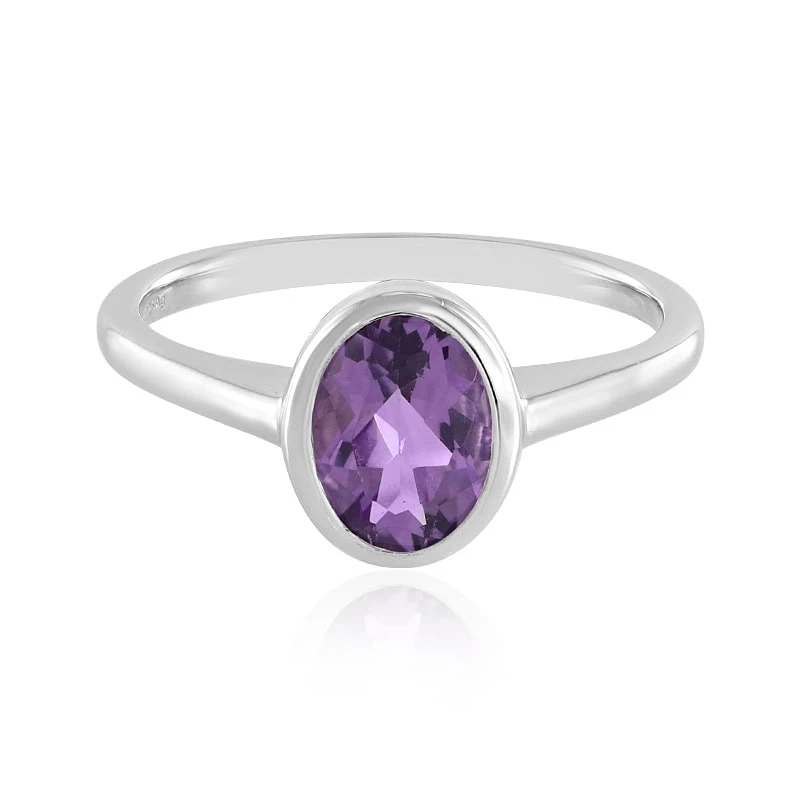 Silberring mit einem einzelnen ovalen violetten Edelstein in der Mitte.