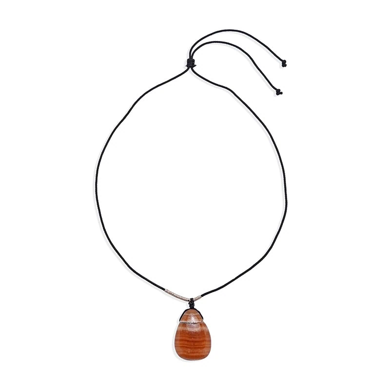 Eine schwarze Kordelkette mit verstellbarem Knoten und einem ovalen Anhänger aus braunem Stein.
