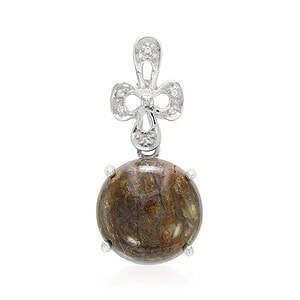 Ein runder Anhänger aus braunem Stein mit einem silbernen floralen Metalldetail oben und kleinen eingebetteten Kristallen.