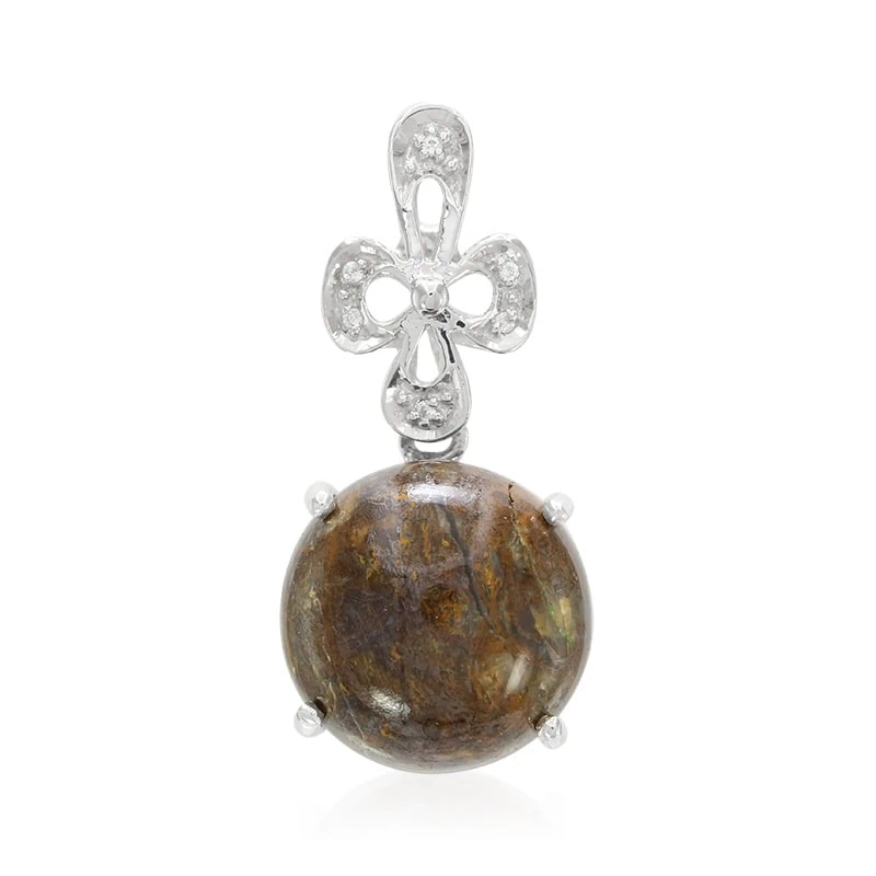 Ein runder Anhänger aus braunem Stein mit einem silbernen floralen Metalldetail oben und kleinen eingebetteten Kristallen.